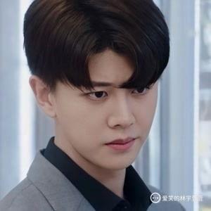 嘉伦资料,璀璨星途，多才多艺的影视新星